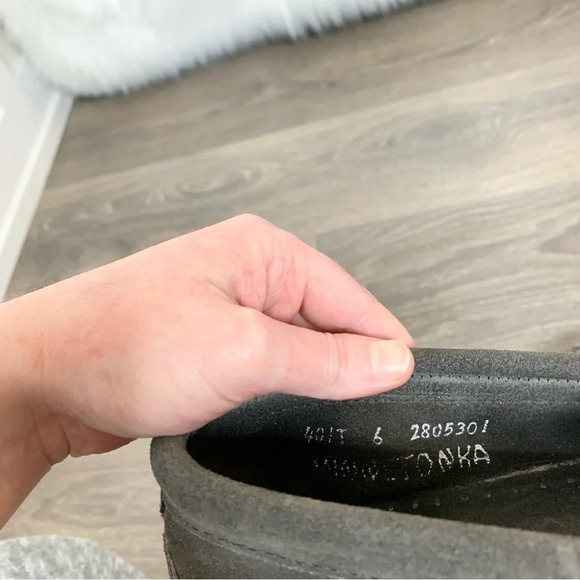 Minnetonka Kilty Moccasins Shoes Suede Leather Flats Gray Fringe western Size 6 - Picture 7 of 10